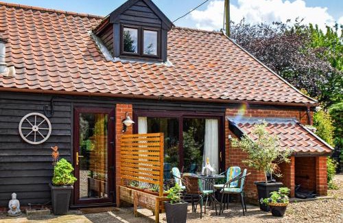 Surlingham House | Pottles Cottage