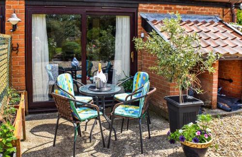 Surlingham House | Pottles Cottage