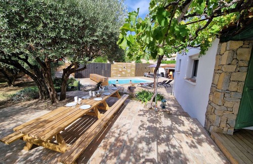 Poussan Villa | Poussan, Villa des Oliviers, superbe villa classé