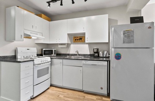 Big White Ski Resort Apartment | Powder Pointe | Hot Tub & Ski In/Ski Out