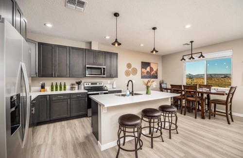 Greenehaven House | Powell Paradise: Desert Horizon Retreat w/Lake VIEWS, boat parking, sleeps 15!