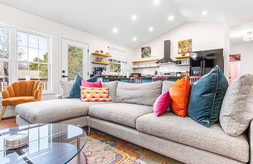 Asheville House | Power! Water! Wifi! incl Hot Tub, & Movie Theater