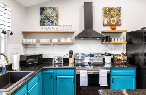 Asheville House | Power! Water! Wifi! incl Hot Tub, & Movie Theater