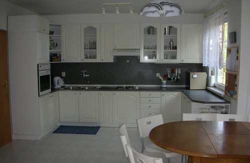 Statenice Cottage | Prague 13 mins by bus. Rural Cottage for 2 up to 45 Guests