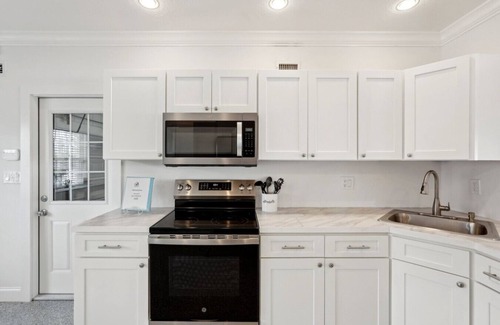Saint Armands Key House | Precise Realty presents St. Armands Pool Retreat