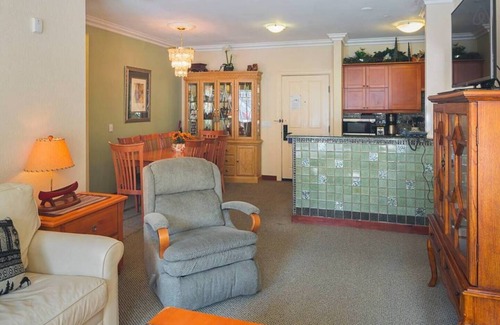 Olympic Valley Condo | Premier 2 Bdrm Mountain View Cozy Bliss Steps to Hikes, Lifts and Gondola