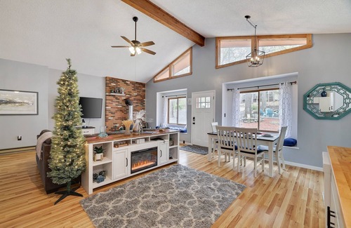 Bushkill House | Premier Cozy Cabin: Outdoor Pools, Lakes & More!