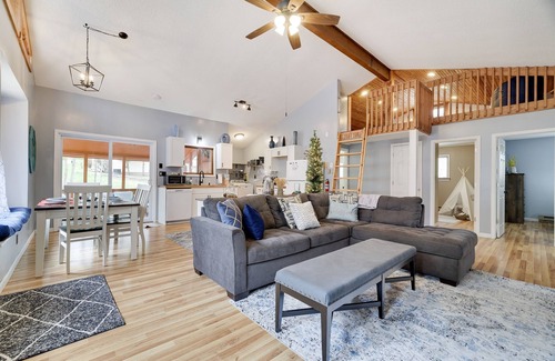 Bushkill House | Premier Cozy Cabin: Outdoor Pools, Lakes & More!