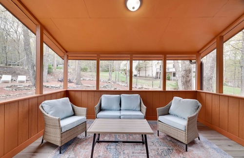 Bushkill House | Premier Cozy Cabin: Outdoor Pools, Lakes & More!