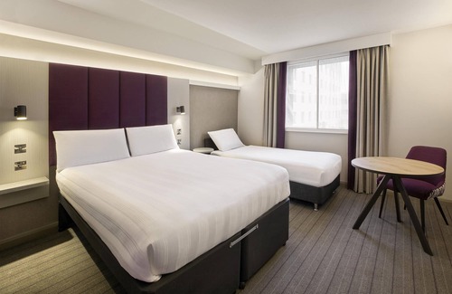 Hall Green Hotel | Premier Inn Birmingham Hall Green