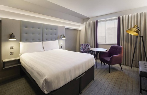 Reading Hotel | Premier Inn Reading - Caversham Bridge
