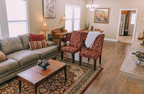 Downtown Cottage | “Premier Maison”- A Charming 2 bedroom cottage