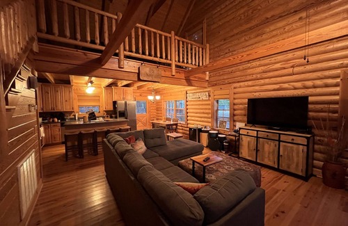 Elrod Cabin | Premiere Family Getaway Cabin Near UA and MSU: Wood Haven Retreat and Farm