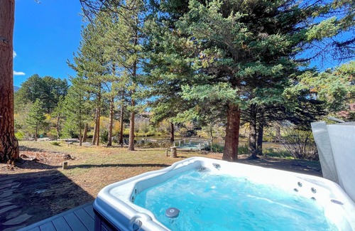 Estes Park House | Premiere riverfront property - Sleeps 10 people, Close to town!
