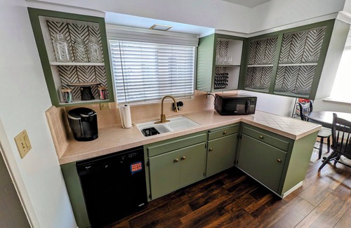 Raisin Condo | Premium Cozy Condo - 5 min walk to Fig Garden Village