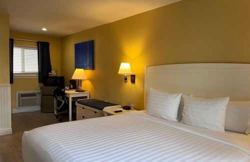 Downtown Monterey Cabin | Premium King Fireplace Room Walking Distance from the Beach!
