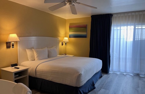 Downtown Monterey Cabin | Premium King Fireplace Room Walking Distance from the Beach!