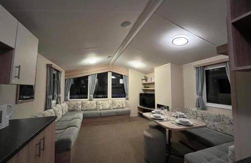 Mablethorpe Ski Chalet | Premium location - Sleeps 6 - Caravan on The Lakes