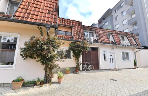 Grbavica House | Prenoćište Dvorište