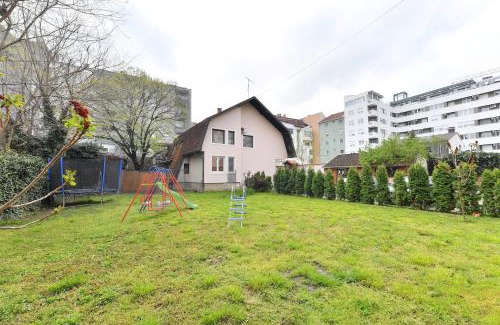 Grbavica House | Prenoćište Dvorište