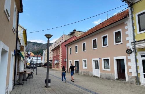 Canton 10 House | Prenoćište Eva