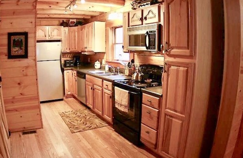 Logan Cabin | Preserve Cabin : Sleeps 12 - 3 br/6 Beds, Jacuzzi