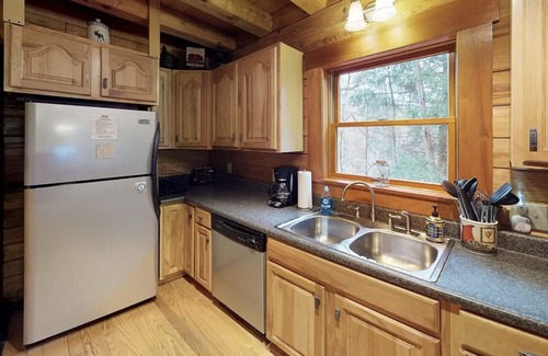 Logan Cabin | Preserve Cabin : Sleeps 12 - 3 br/6 Beds, Jacuzzi