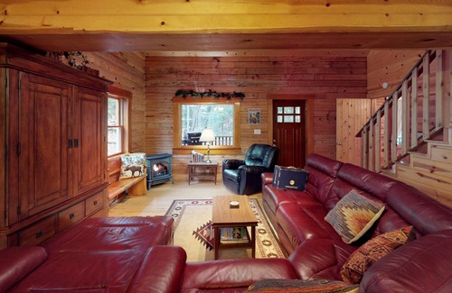 Logan Cabin | Preserve Cabin : Sleeps 12 - 3 br/6 Beds, Jacuzzi