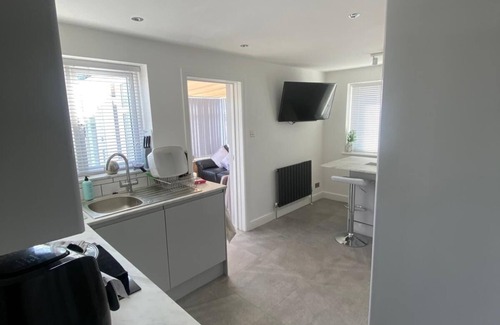 Prestatyn Cottage | Prestatyn 2-Bed Bungalow, Sleeps 5 with Hot Tub