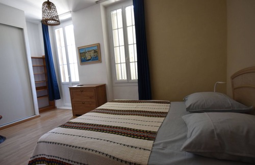 Roucas-Blanc Apartment | Pretty duplex with pool and balcony