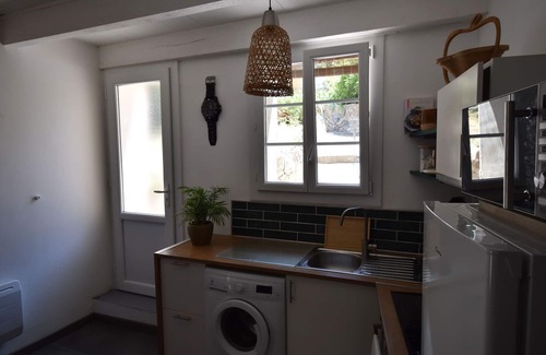 Roucas-Blanc Apartment | Pretty duplex with pool and balcony