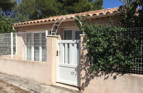 Cavaillon House | pretty gite with pool in cavaillon, beautiful view on the luberon mountains, 4 people.
