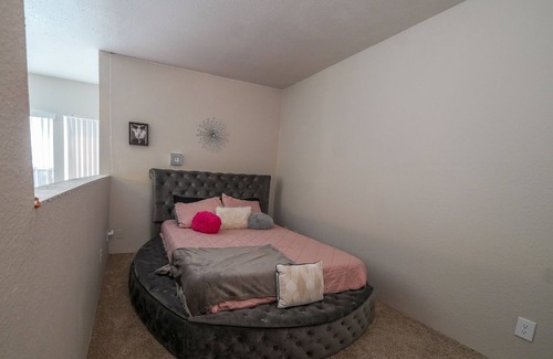 Fort Worth Apartment | 🌸 Pretty in Pink: Cozy safe haven with a Splash of Pink Magic! 🏠✨