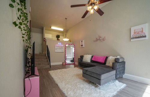 Fort Worth Apartment | 🌸 Pretty in Pink: Cozy safe haven with a Splash of Pink Magic! 🏠✨