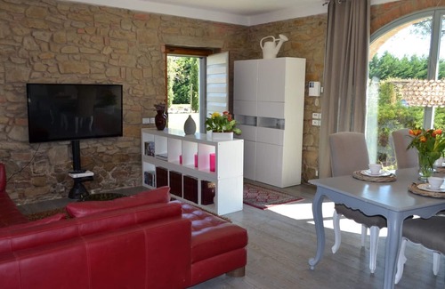 Monte San Savino Villa | pretty small house with pool and jacuzzi at Monte San Savino in the heart on Tuscany, modern furnitu