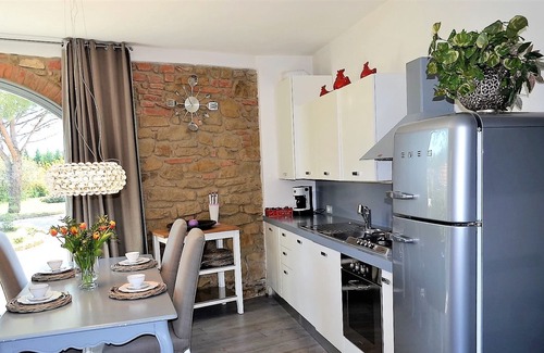 Monte San Savino Villa | pretty small house with pool and jacuzzi at Monte San Savino in the heart on Tuscany, modern furnitu