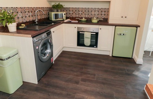 Seaton Cottage | PRETTY VIEW COTTAGE, family friendly, with open fire in Hornsea