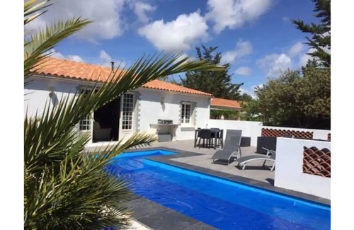 Les Conches Villa | Pretty villa with pool by the ocean