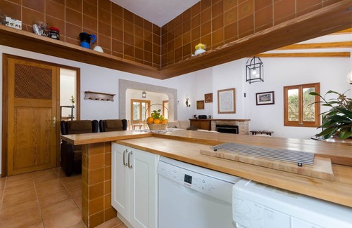 Alaro Cottage | Pretty villa with balcony