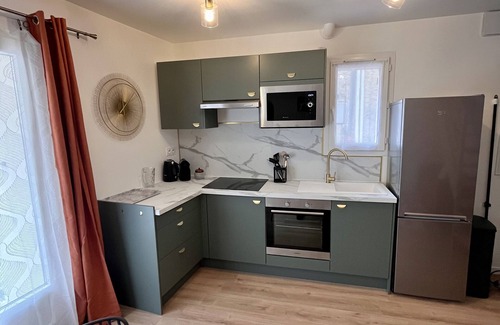 Pierrevert House | Pretty village house, close to shops, bars and restaurants