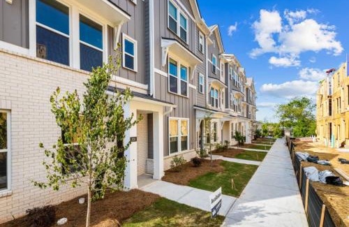 Hapeville House | Price Cut, New Lux Home 5 mins to Airport , 15 min to Downtown, 25 min to Buckhead with 3 beds and 3 baths