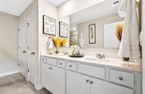 Hapeville House | Price Cut, New Lux Home 5 mins to Airport , 15 min to Downtown, 25 min to Buckhead with 3 beds and 3 baths