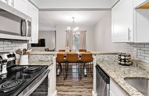 Arlington Apartment | Prime Arlington, ATT/Globe Stadium, Six Flags, World Cup, Free Parking Location