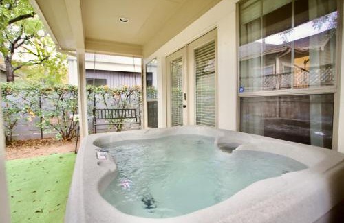 Westfield House | Prime Austin 6beds with Hot Tub & Gym