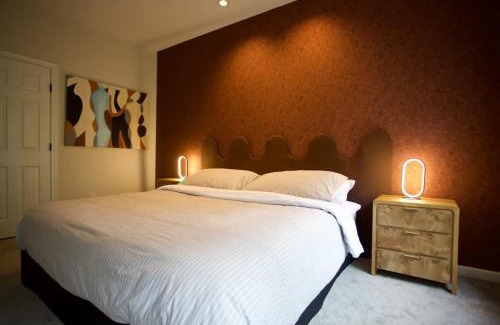 Westfield House | Prime Austin 6beds with Hot Tub & Gym