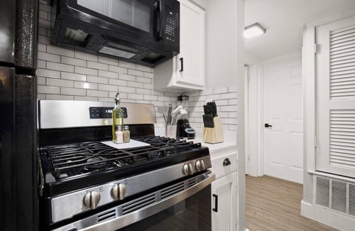 Wooten Apartment | Prime Crestview Suite! Cozy Bed & In Unit Laundry!