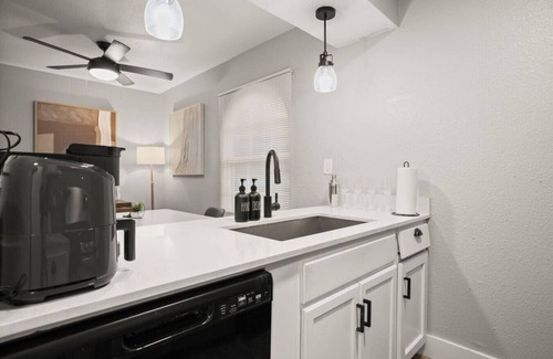 Wooten Apartment | Prime Crestview Suite! Cozy Bed & In Unit Laundry!