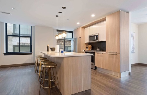 Downtown Chicago Apartment | Prime Downtown 2BR with Resort Amenities