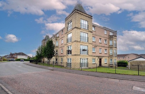Duloch Apartment | Prime Duloch 2nd Floot Apartment by Three Bridges Apartments