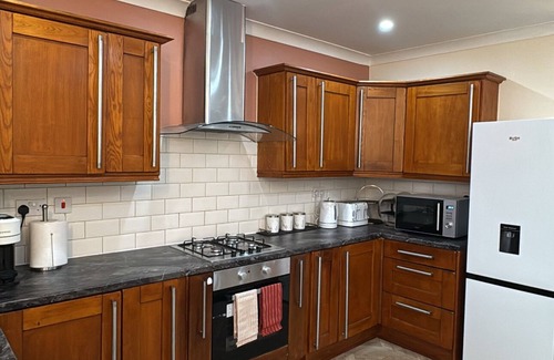 Forest Gate Apartment | Prime Location 2BR Apartment In Greater London
